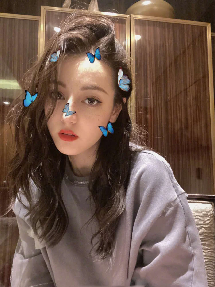 迪丽热巴连晒18张自拍照，御姐和可爱画风百变，对镜放闪超撩人