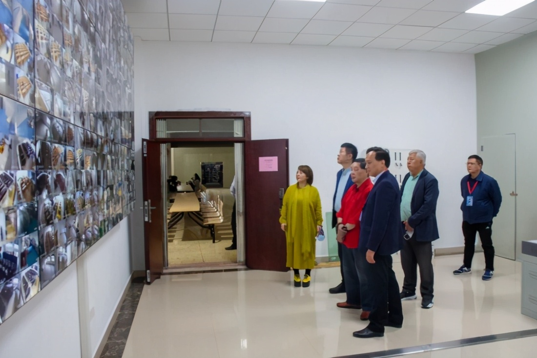 著名抗衰老专家程谦才一行莅临湖南医药中专指导讲学