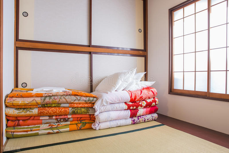Why do Japanese people like to sleep on the floor?But don't sleep on