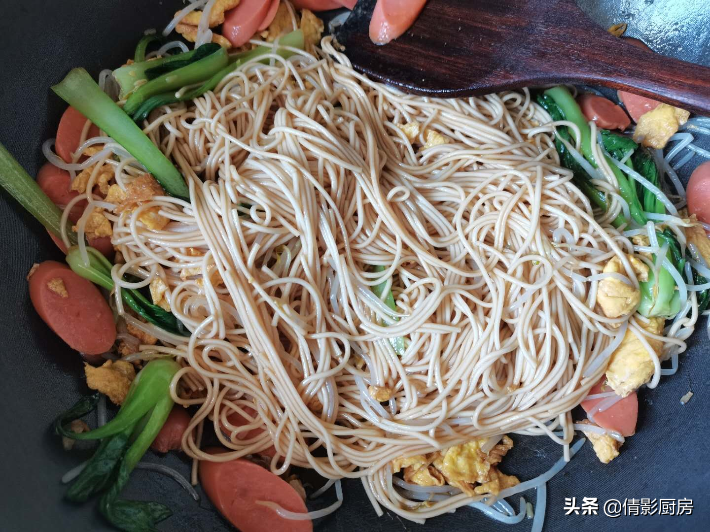 When using dried noodles to make fried noodles, master these 2 tricks. The fried noodles are not only strong but also non-sticky.