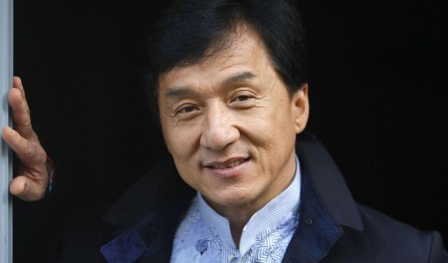 成龍近照曝光一片唏噓，走路需要倆人攙扶，67歲老態(tài)盡顯