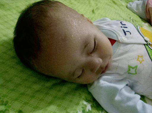 寶寶一睡覺就滿頭汗珠子，是身體虛弱還是缺鈣？ 原因家長別忽視