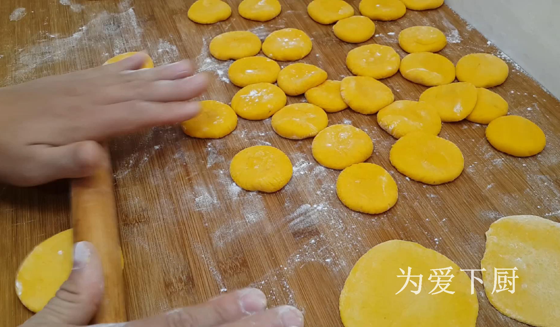 面粉别炸油条了，加半个南瓜，个个金黄鼓大泡，比面包蛋糕还香