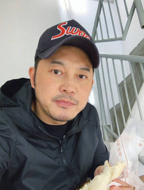 沙溢陪兒子上課，樓道里幹啃麵包還躲門外偷聽，卑微又真實