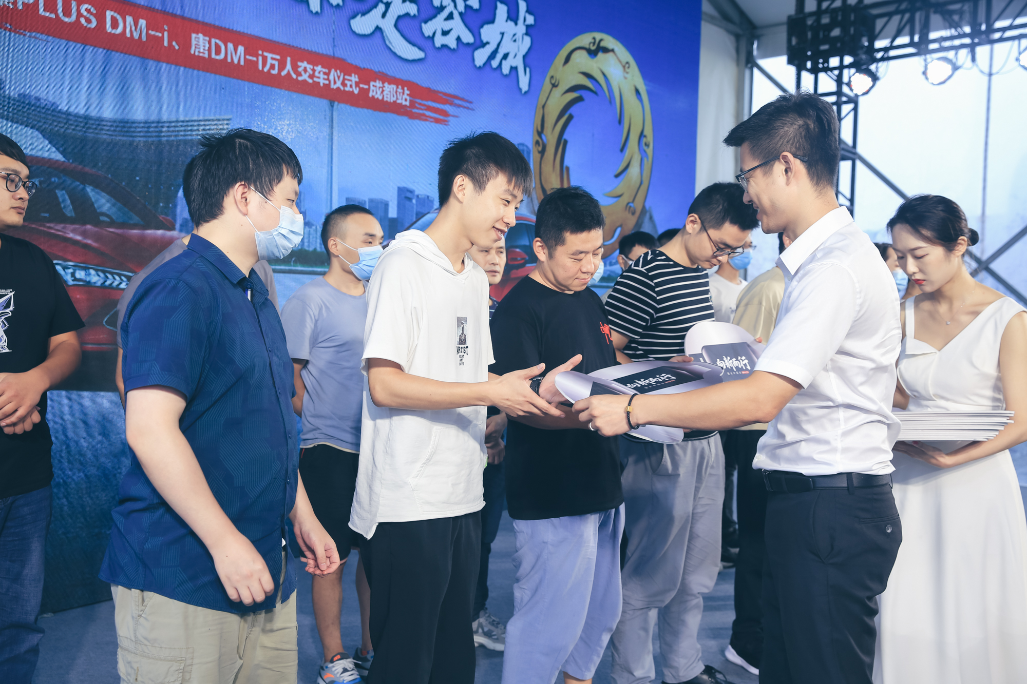 秦PLUS DM-i唐DM-i万人交车，技术与市场双赢，比亚迪如何做到的