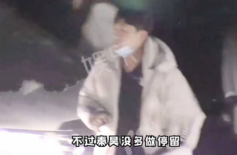 杨坤酒吧庆生排场大，成龙深夜赶来被搀扶，冯小刚醉酒走路都摇晃
