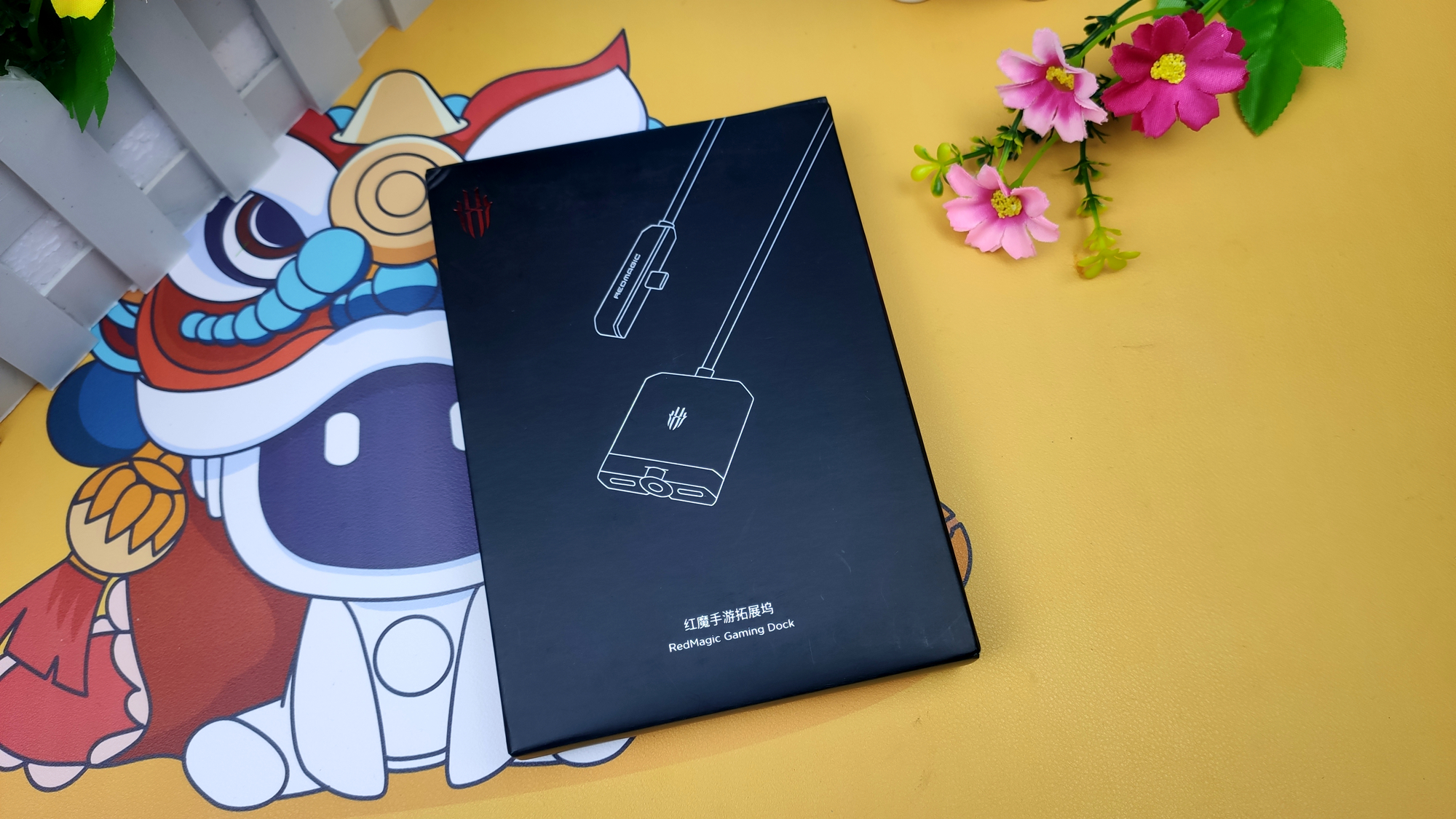 充电、投屏、听声三不误，红魔手游拓展坞