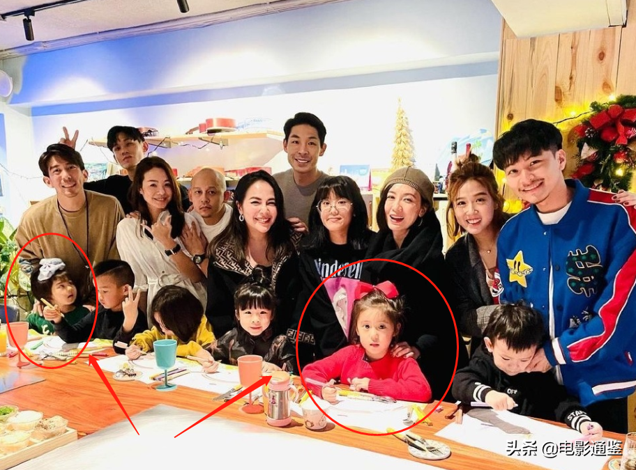 咘咘波妞穿姐妹装，近照放大三倍，这“葡萄眼”也太抢镜了吧