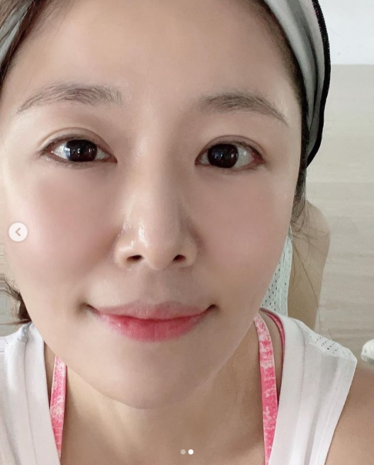 45岁林心如罕晒复工照，托腮甜笑变美了，未捐款又遭道德绑架