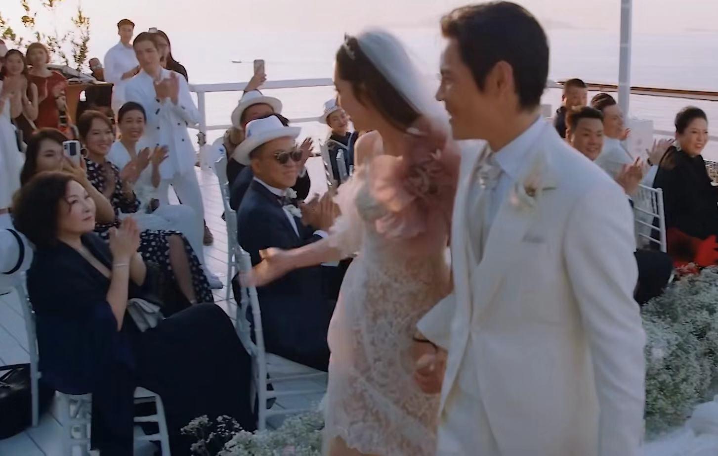 向华强祖孙三代在公园散步，向佐帮郭碧婷拎鞋