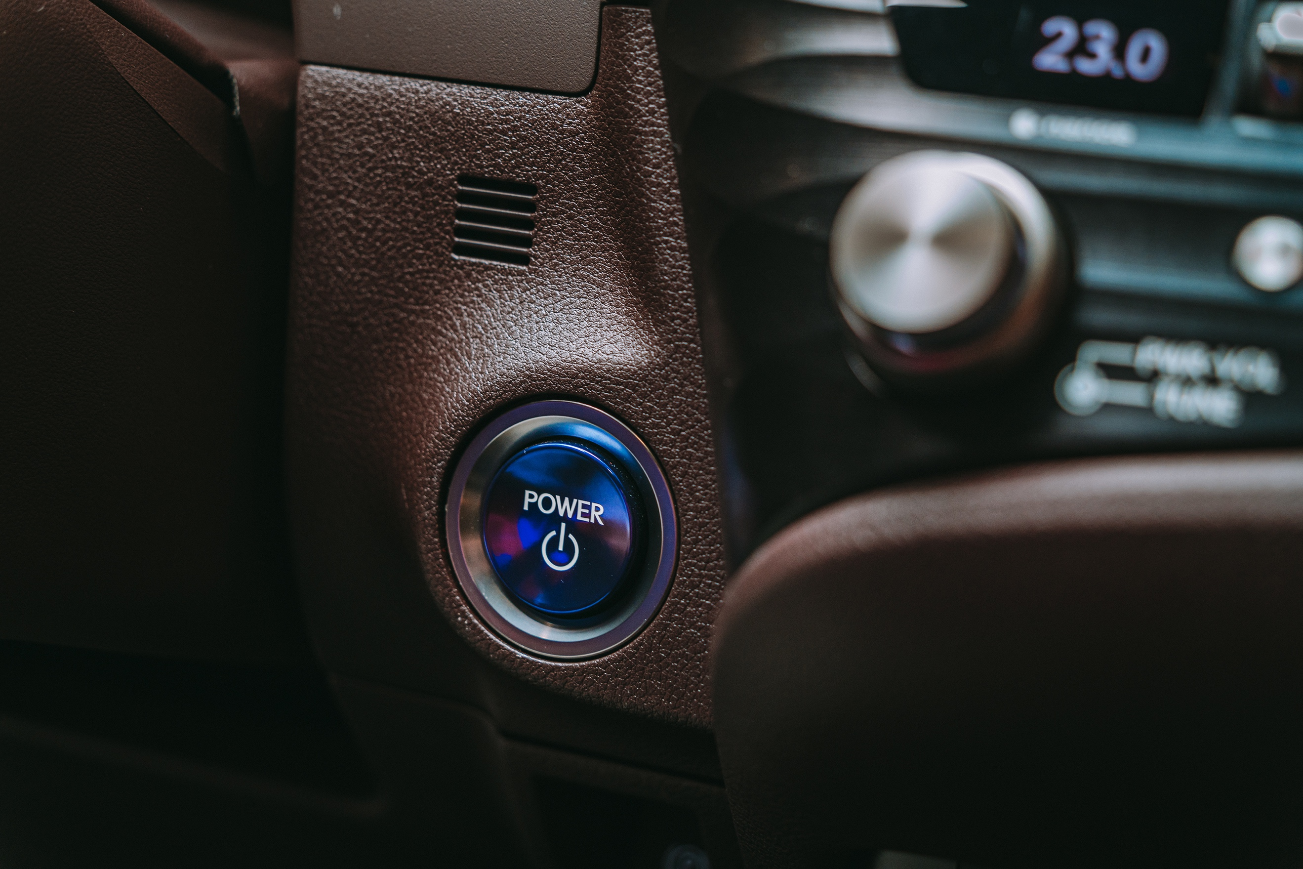 感受城市，需要一台安静并且舒适的雷克萨斯ES