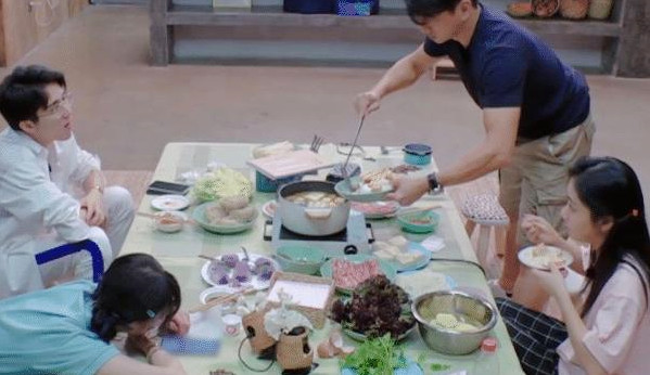 郑爽被比下去了？同框谭松韵毫无偶像包袱，差