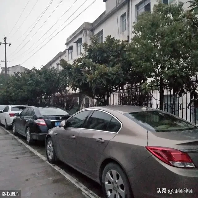 小區(qū)地上車位物業(yè)私自收費(fèi)，2020法律規(guī)定：收費(fèi)行為違法