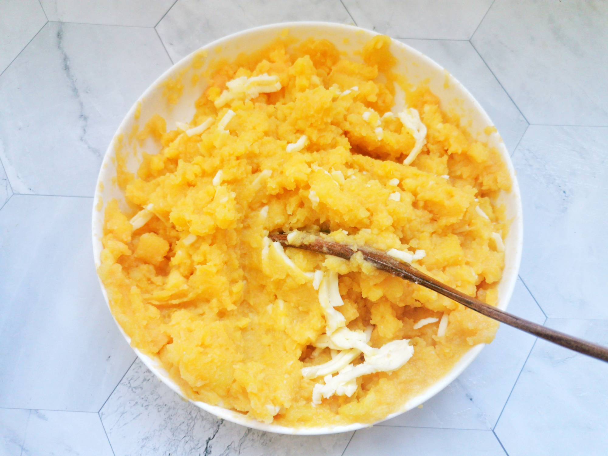 天冷，少吃水果多吃紅薯，2塊錢一斤，蒸熟烤一烤，甜品店賣20