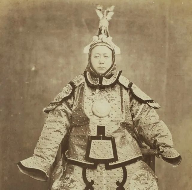 清朝老照片：穿盔甲的女将军，精美华贵的花轿！