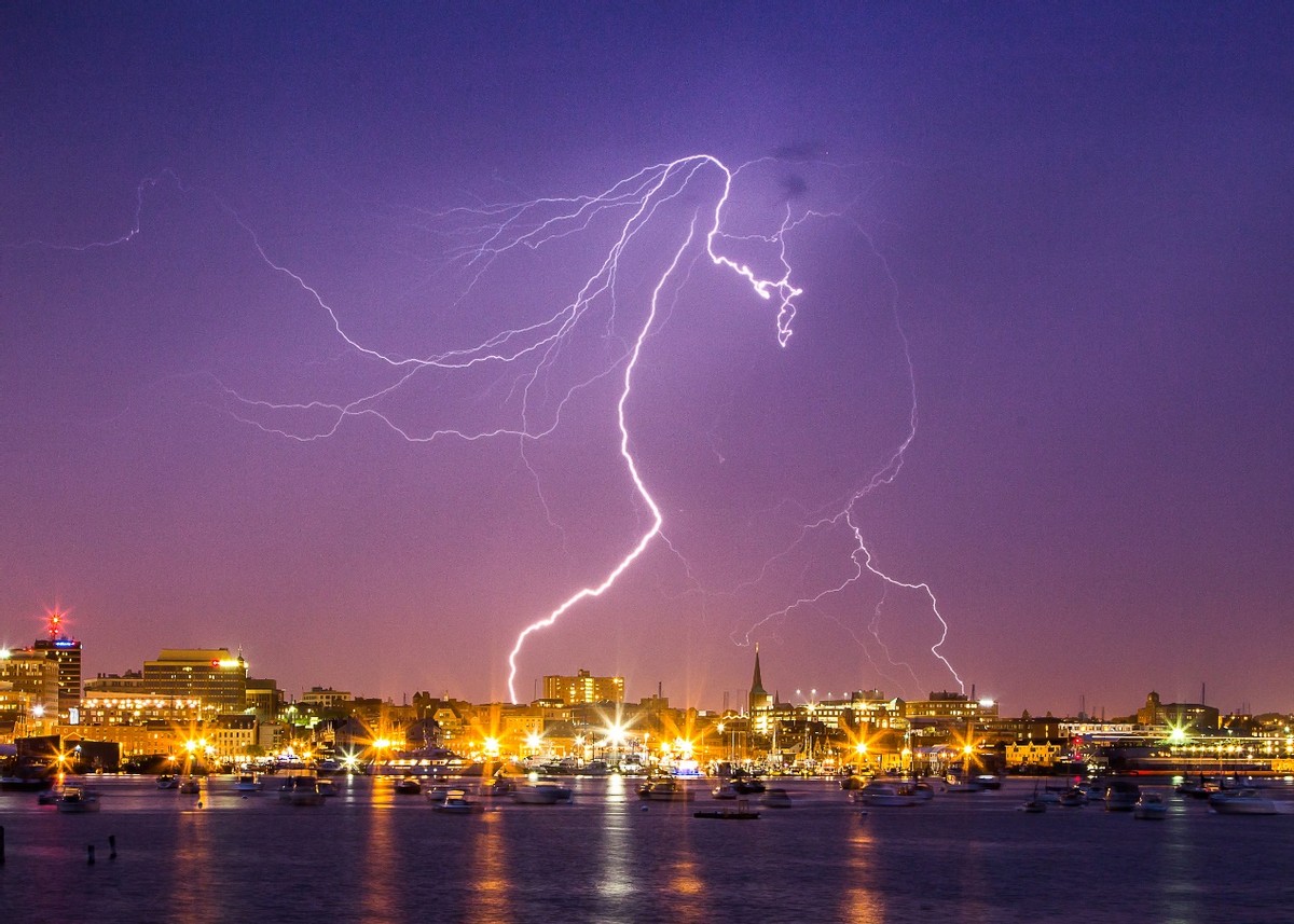 宁海女子被雷劈当场去世，我们该如何预防雷击？