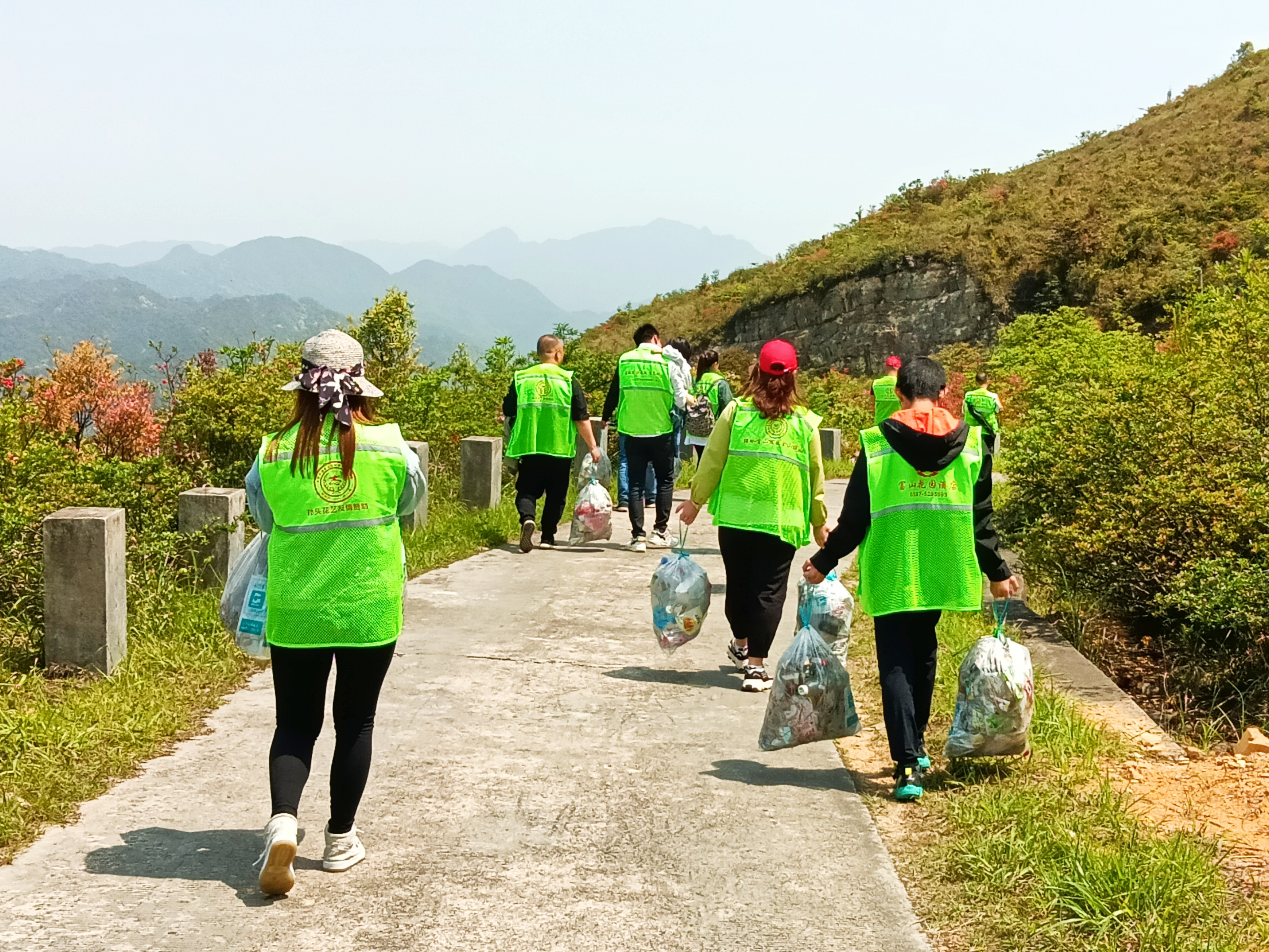美丽红尖山 绿色环保行