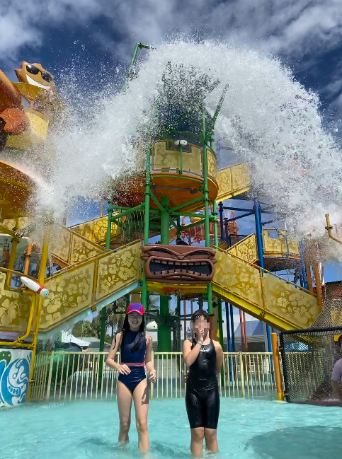 吳尊帶兒女玩水，Neinei穿泳裝展長腿，max秀高難度倒立