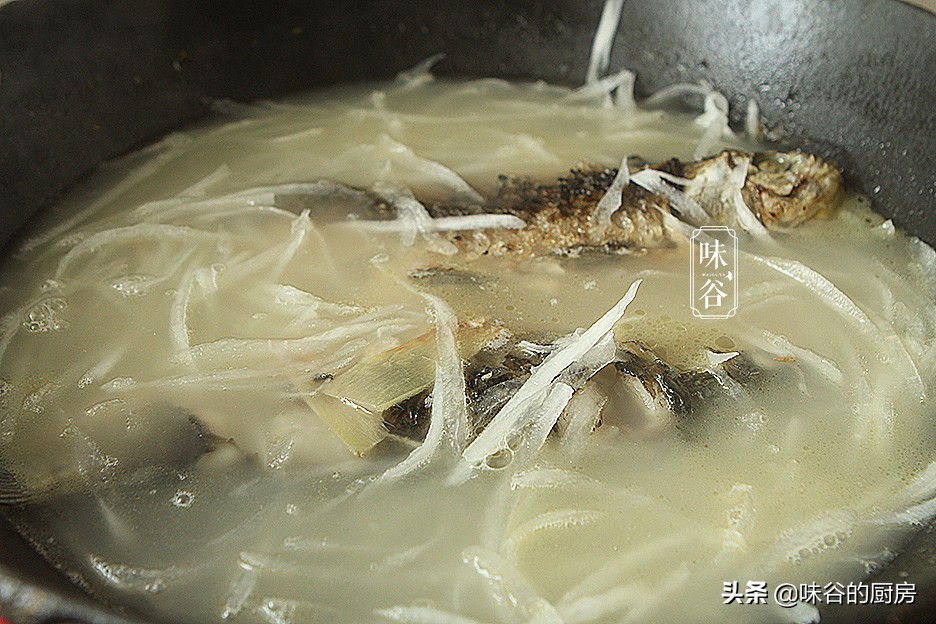 無論燉什麼魚，牢記住這2點，煮出的魚湯又濃又白，還沒腥味