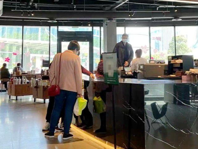 姚明攜女兒外出，他身高突兀10歲女兒身高超1米7，側臉太像爸爸