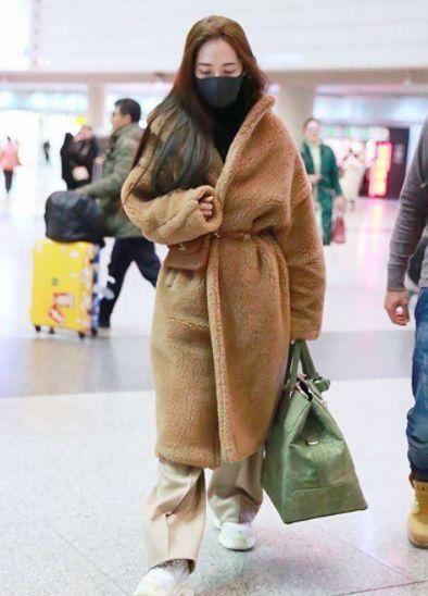 郭碧婷学习向太穿搭，女儿百日宴上穿20万连衣裙