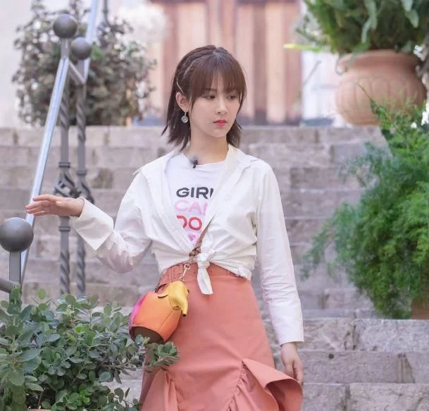 杨紫私下尝试“佟年穿搭”，开始想求同款，看