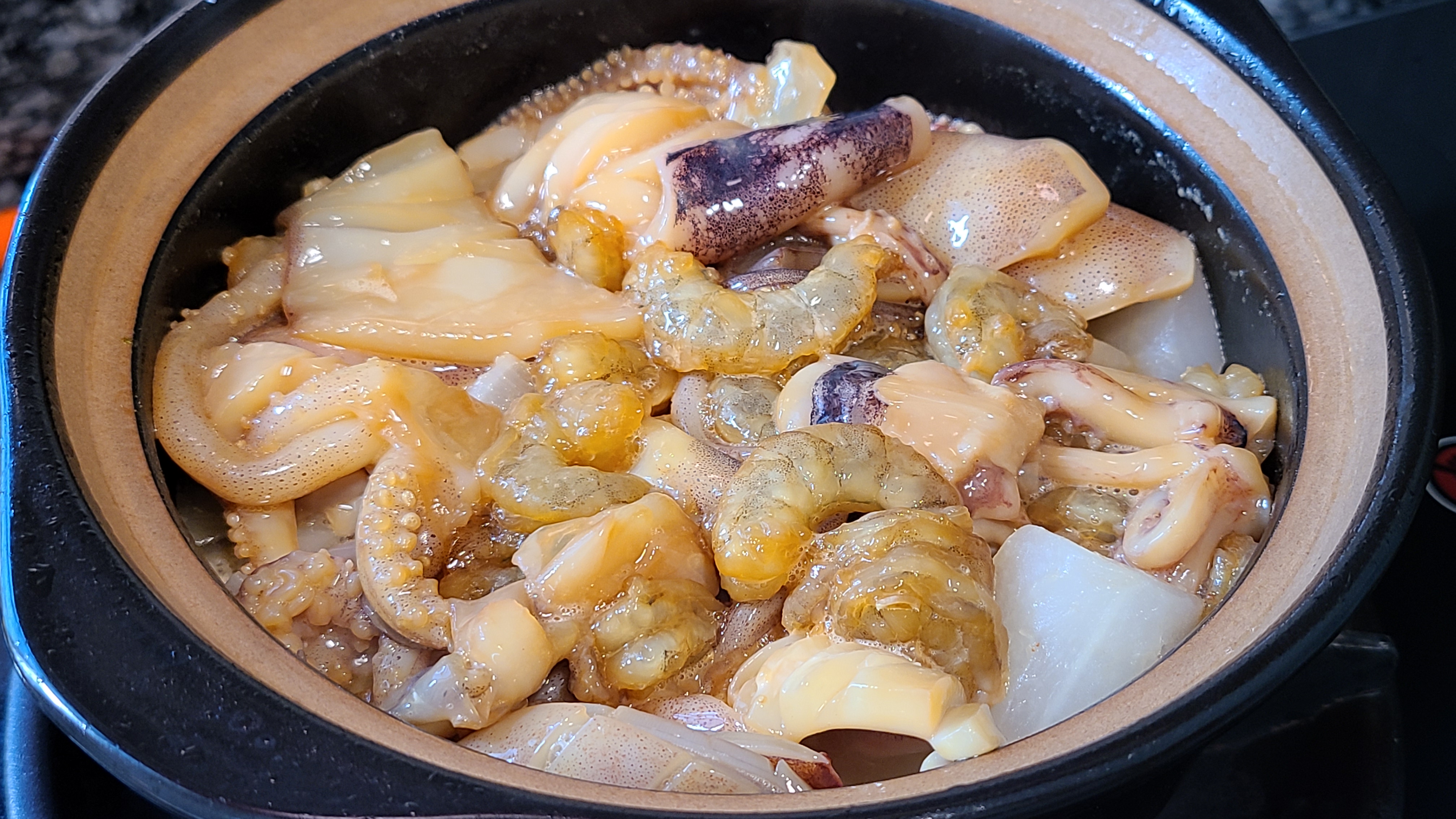 蘿蔔燉海鮮，又鮮又好吃，做法很簡單，天冷吃這個正好