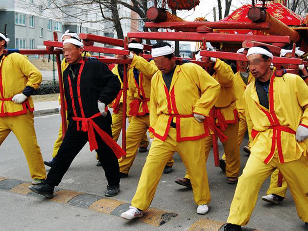 婚禮葬禮同時辦！ 母親剛去世，男子馬上結婚：籌備太久不辦浪費
