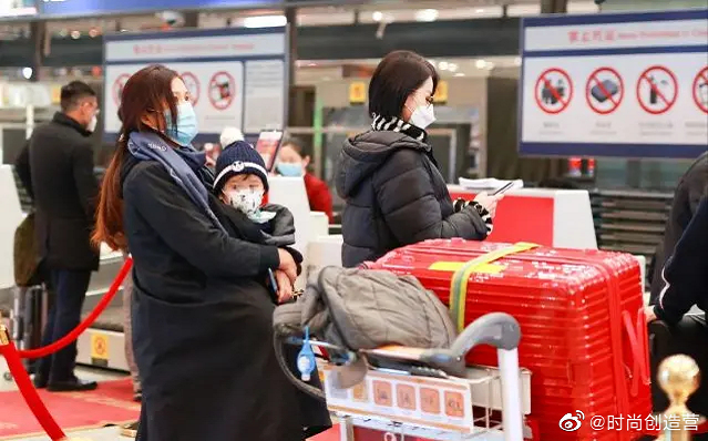 胡杏儿带小儿子玩游乐场，1岁半李奕霖痞帅大气，比哥哥有明星相