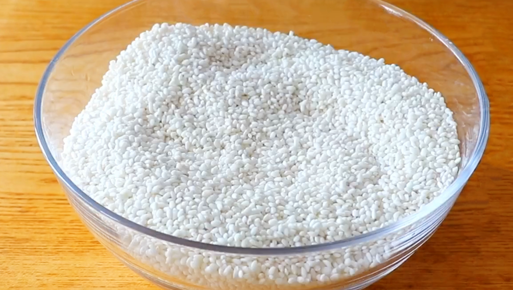 Cooked glutinous rice pounded into paste of polished glutinous rice of brown sugar of manual black sesame seed, want to eat oneself to do, simple and delicate, 