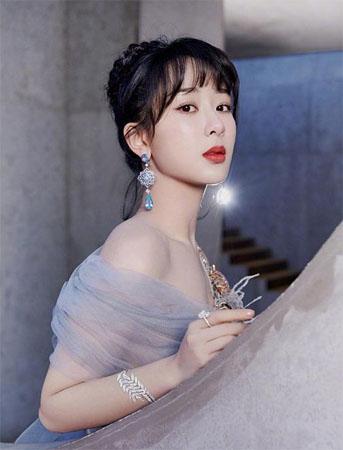 星光红毯女星“暗战”开演，杨幂赵丽颖均被粉