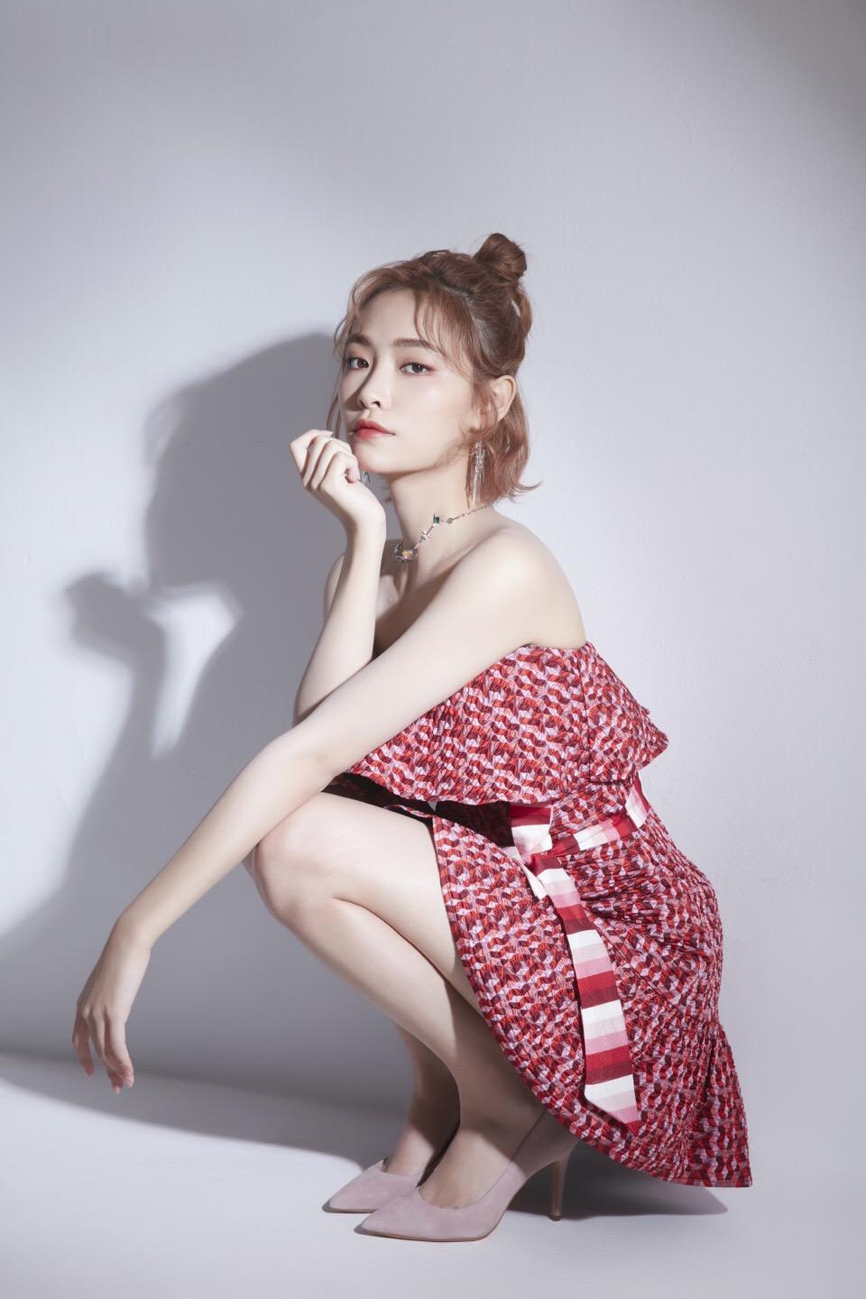 26 years old of Xu Jiaqi, figure of appearance Gao Leng is hot, this girl indeed sex appeal is attractive