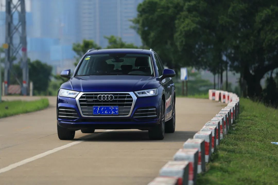 30多万预算，中大型福特探险者和BBA豪华中型SUV怎么选？