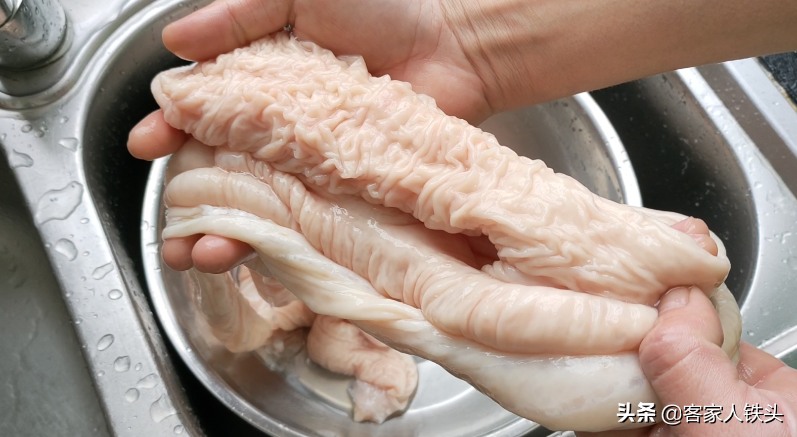 廣東人做肥腸確實好吃，掌握好3步，爽口不韌，孩子也越吃越愛吃