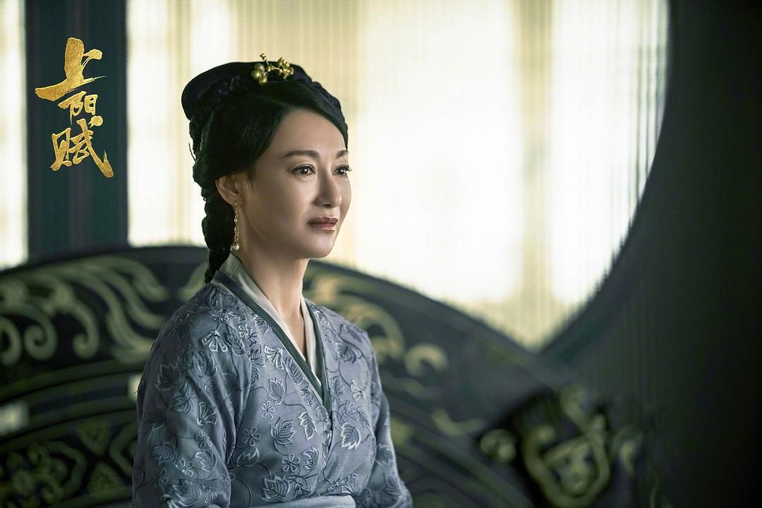 心疼49岁于和伟，与67岁赵雅芝演夫妻，哄着41岁