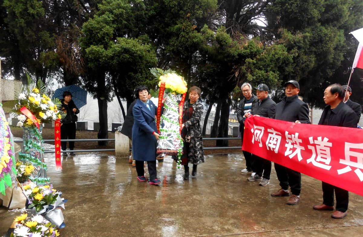 铁道兵退役军人军礼致敬在杨连第烈士纪念碑前，王长江 王密成