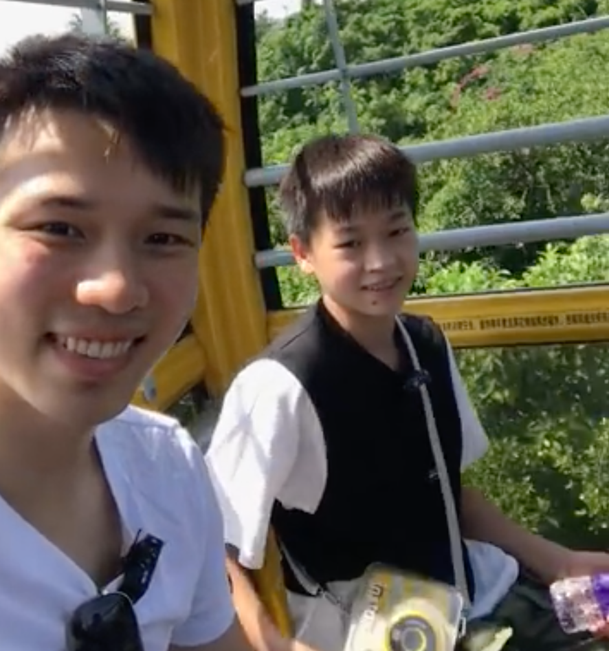 奥运冠军全红婵游动物园，喂食长颈鹿吓到后退，模仿猩猩逗笑众人