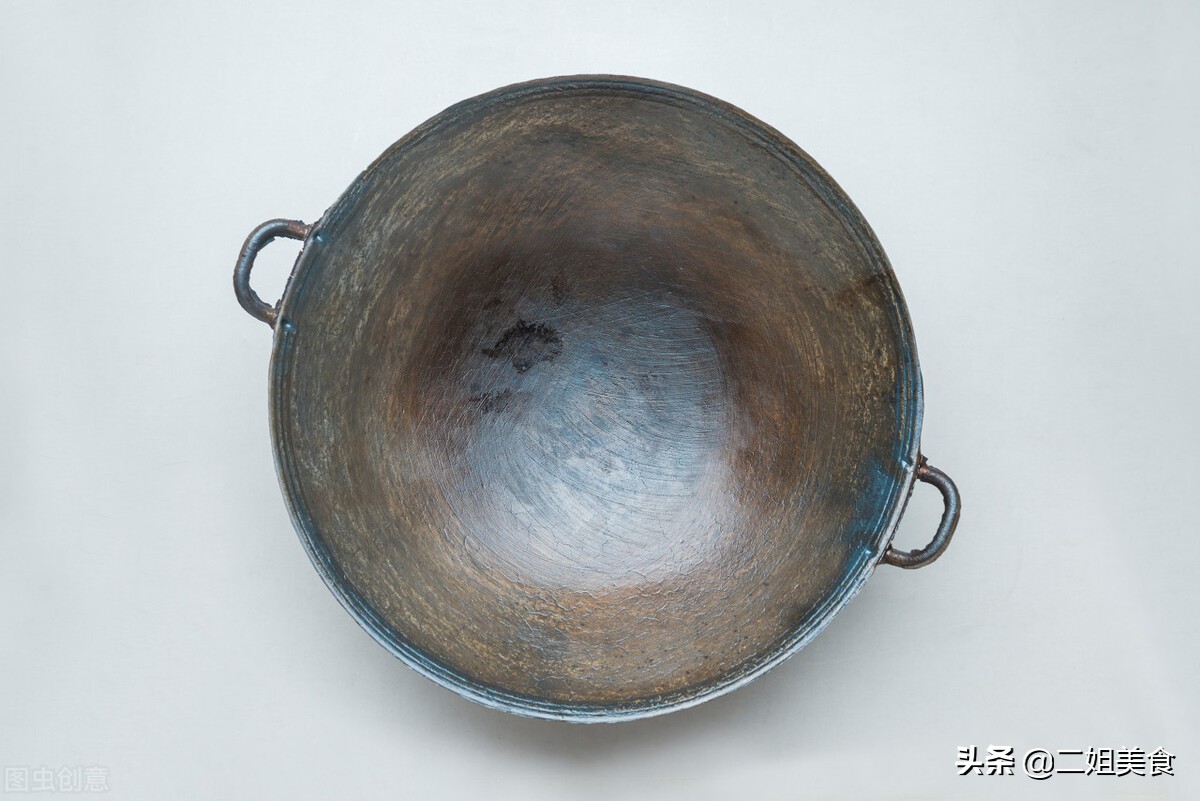 生锈的铁锅别再扔了，教您一招，铁锅光亮如新，不粘锅也不生锈