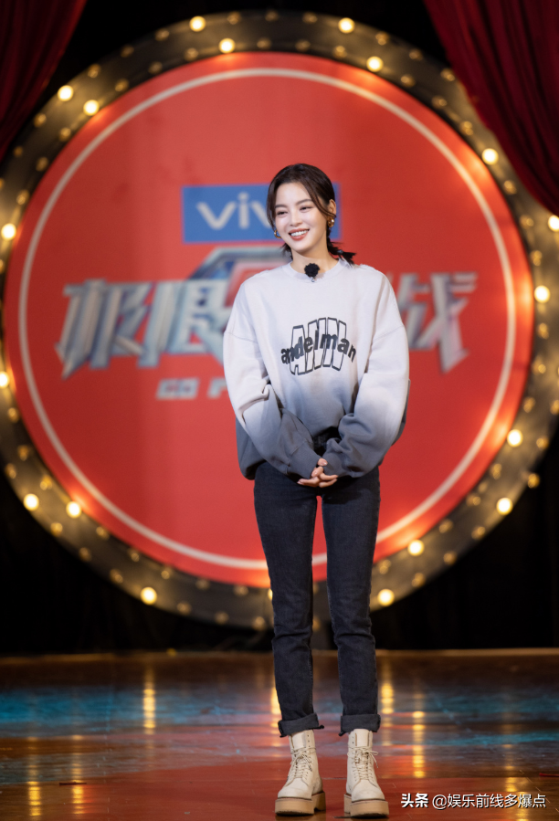 辛芷蕾的“下班照”火了，腿比电线杆还直，杨