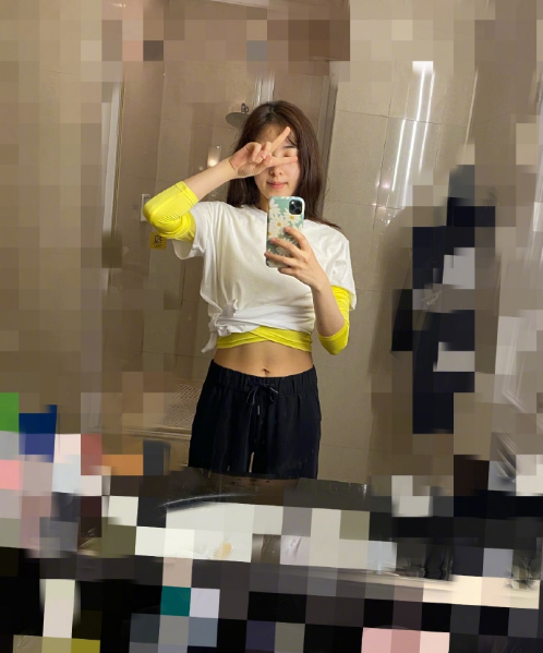 张含韵晒泳池照,深v透视上衣凸显身材火辣,31岁依然宛如少女