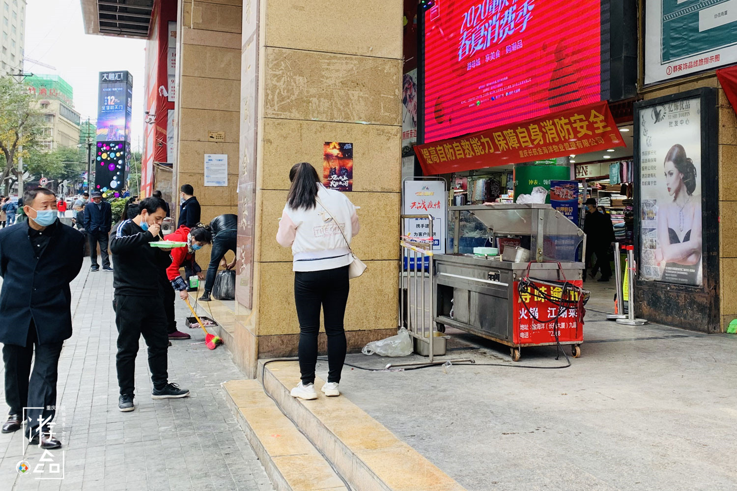 重庆朝天门万象：与时间赛跑，午餐在路上，也在汽车的后备箱里