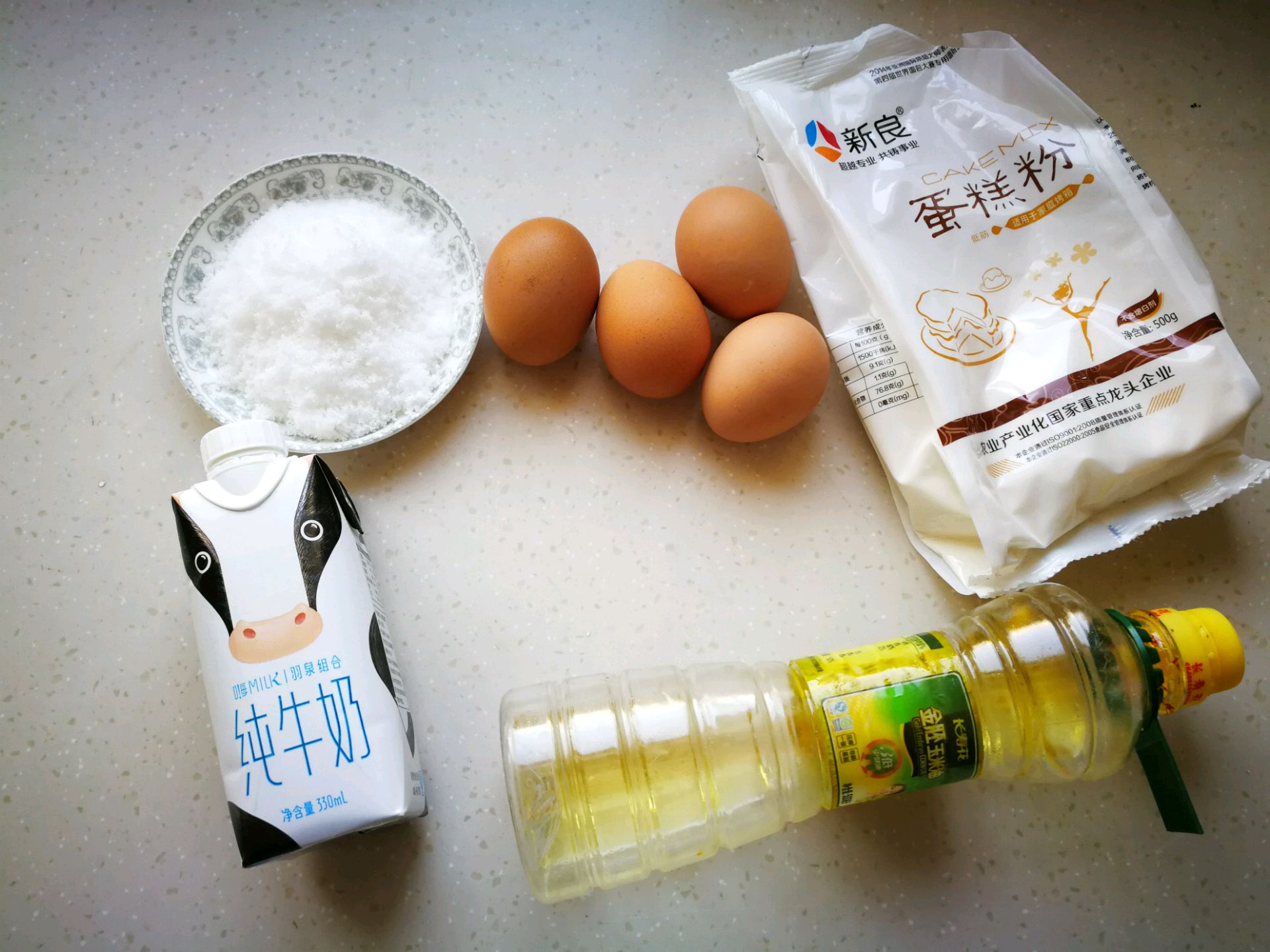 蛋糕卷不用出去买着吃了，在家就能做，口感绵密做法简单