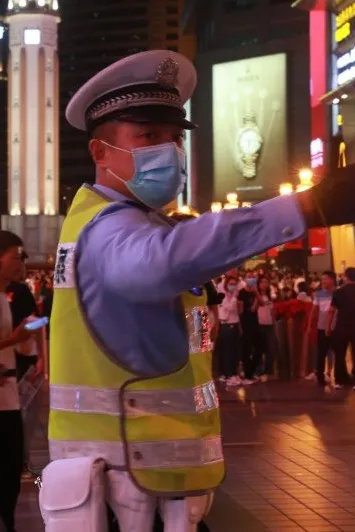 重庆|节日我在岗丨渝中交巡警坚守岗位，保畅通、护平安！