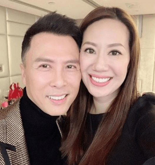 甄子丹一家四口逛街被偶遇，17岁女儿牵爸爸手，甄子丹搂娇妻超甜