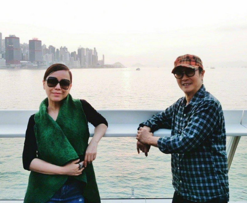 邓萃雯老了也很有范，巧用不规则马甲，穿出了