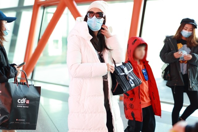 黃聖依帶小兒子現身貴氣有範，4歲安麟自推行李乖巧懂事