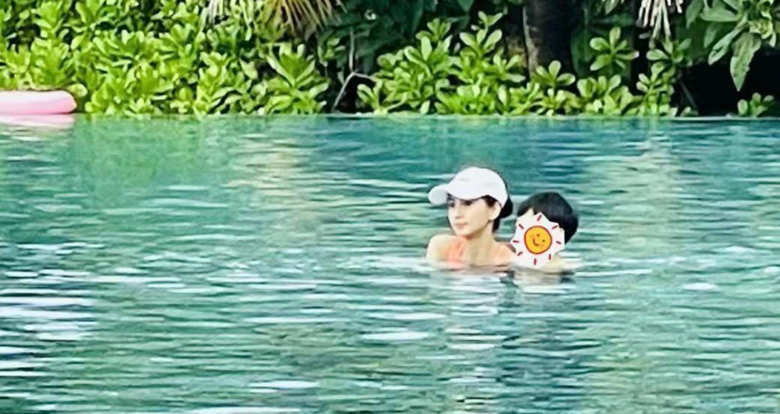 黄晓明带儿子走机场被拍！4岁小海绵肤白腿长，一身潮牌价值上千