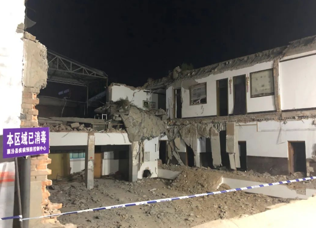 齐鲁晚报就过寿老人自责视频致歉|山西襄汾坍塌饭店老板被刑拘 山西饭店垮塌视频曝光最新消息！官方回应坍塌遇难者3万安葬费