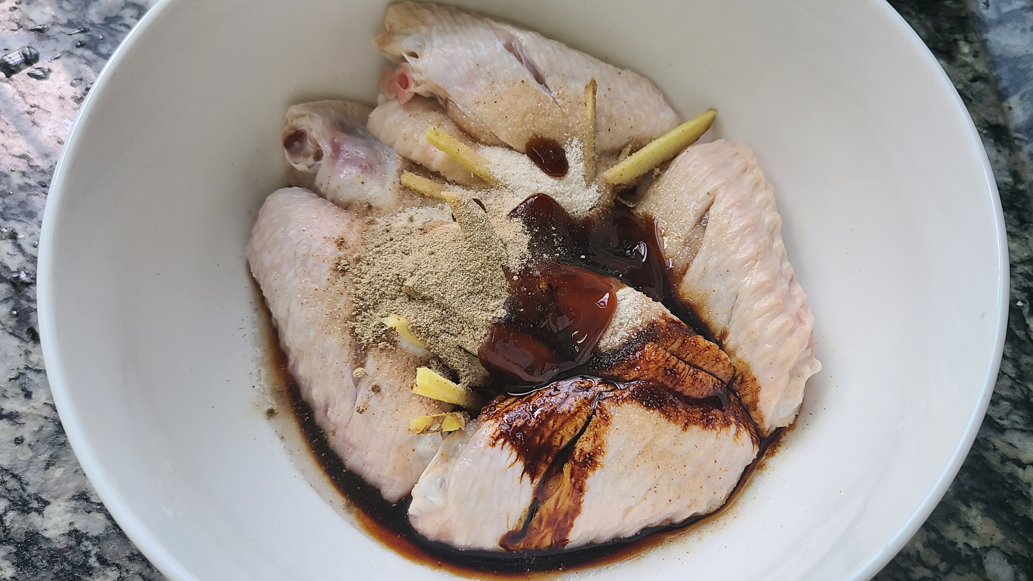 焗鸡翅，广东人这样做鸡翅很好吃，不用水也能做，太香了