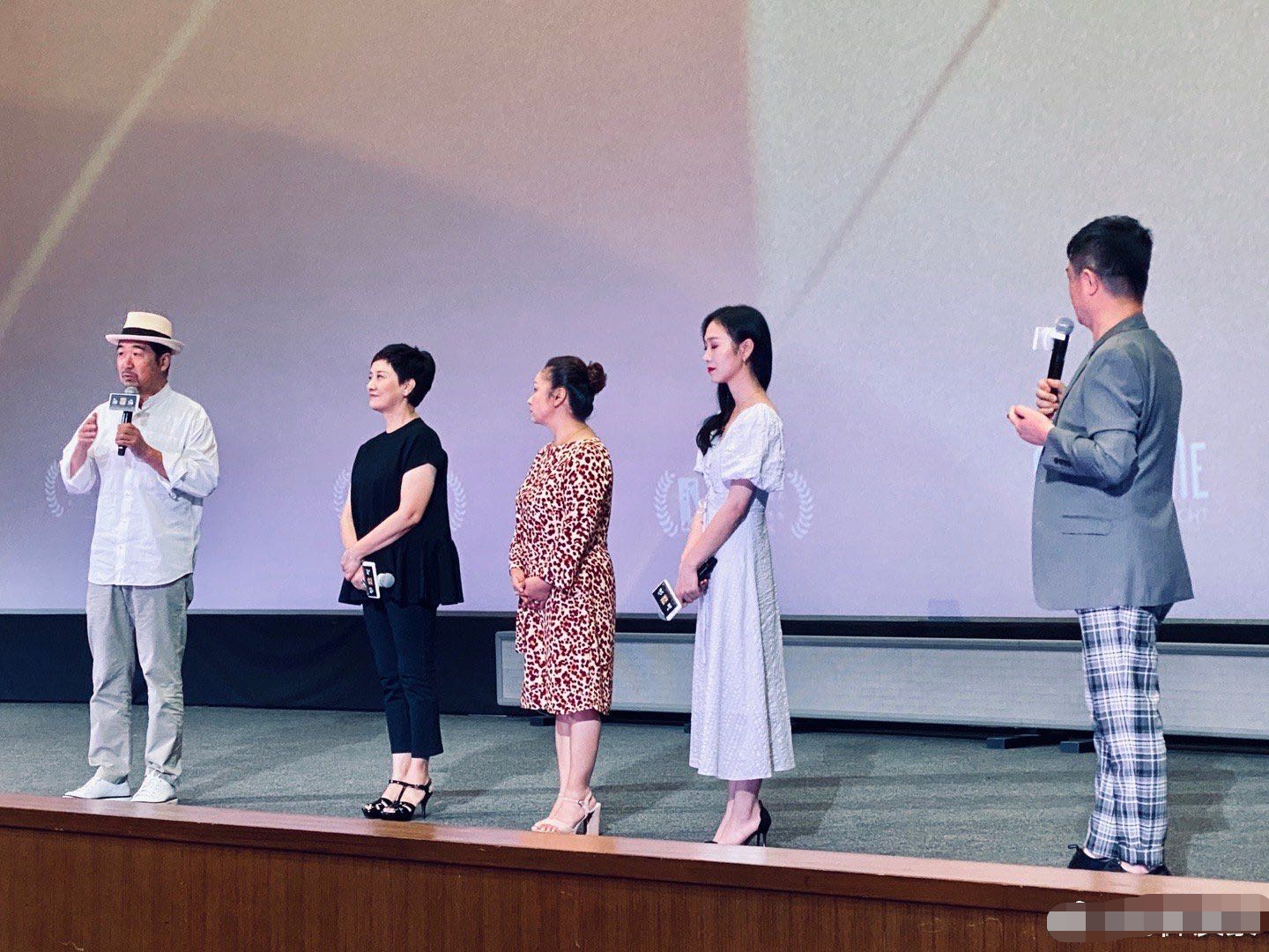邓婕人缘好！新片首映董卿助阵，咏梅戴“飞碟帽”长发披肩像学生